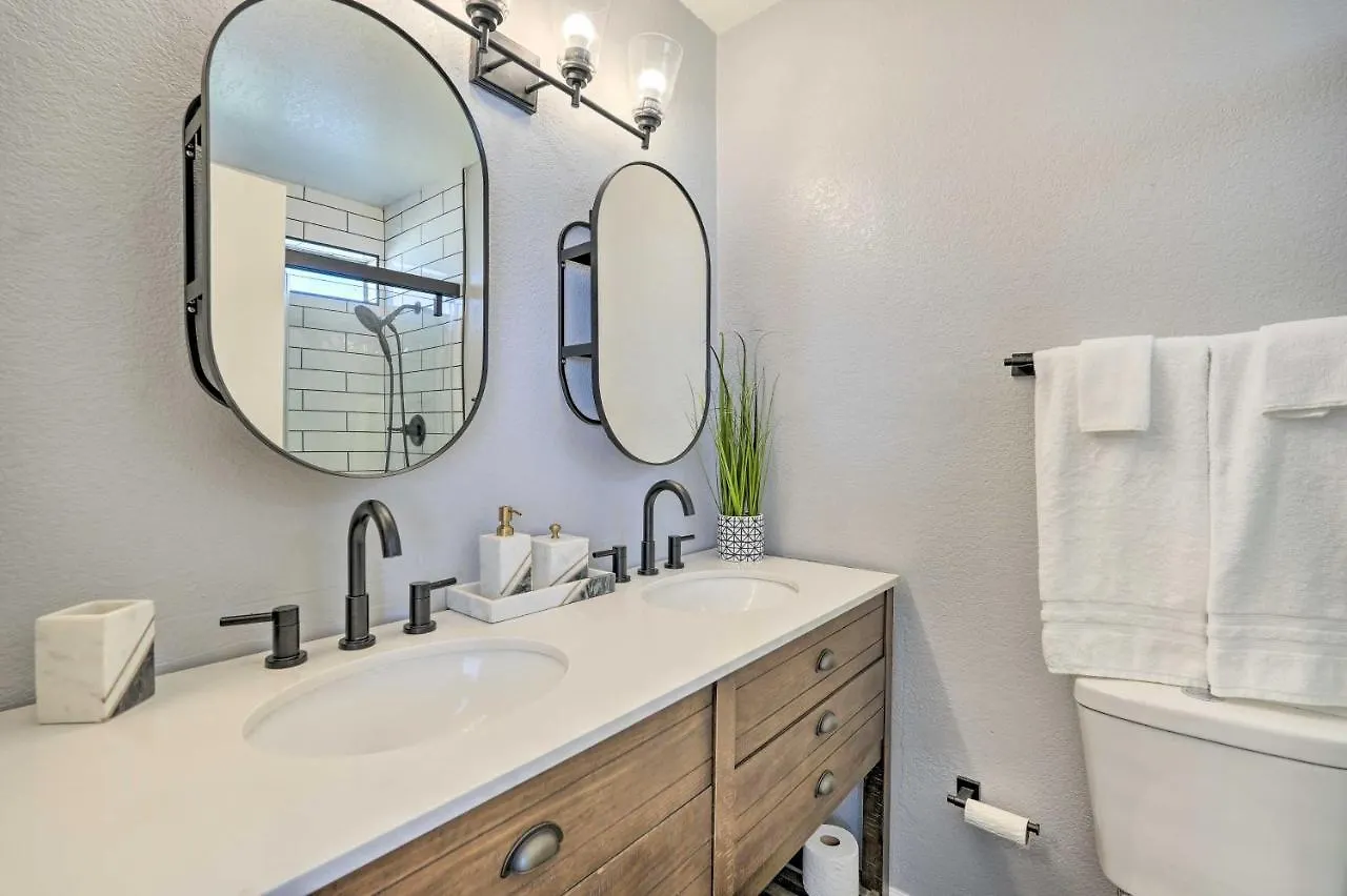 Pet-Friendly Phoenix Home With Private Pool And Grill! 0*,  ארצות הברית